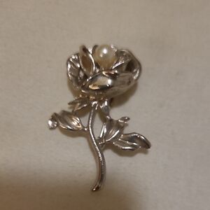 Silver-Tone Pearl Rose Brooch - Elegant Floral Pin Vintage